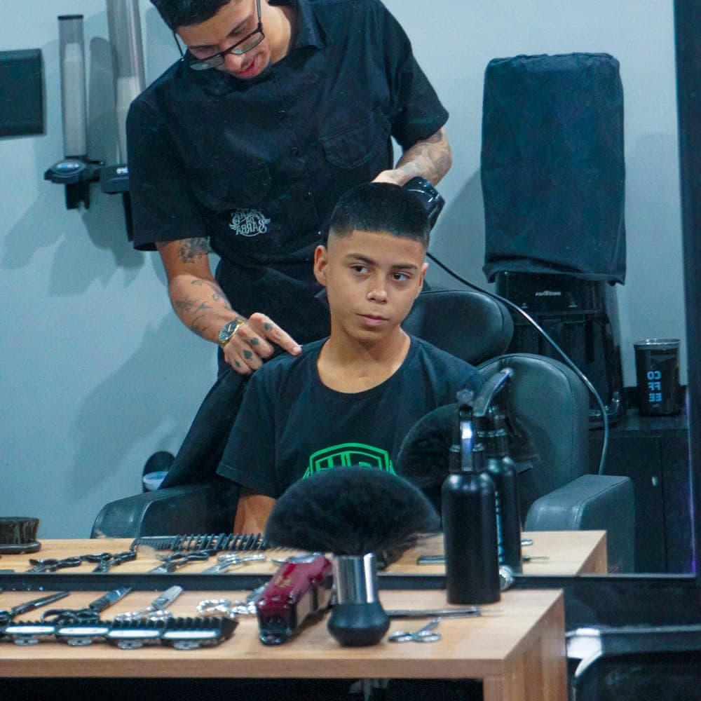 Barbeiro da Anjos da Barba em ação